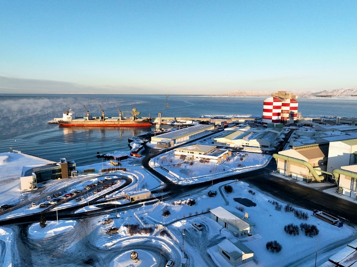 China launches 18-day Arctic Express containership route to Europe with stops in UK, Germany, Poland. - None