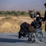 Germany increases emergency aid for Afghanistan - پیاده‌روی اربعین به حرکت شمار زیادی از مسلمانان شیعه به سمت شهر کربلا، در جنوب بغداد، به منظور جمع شدن همهٔ آن‌ها در چهلمین روز پس از سالگرد کشته شدن حسین بن علی، سومین امام شیعیان در واقعهٔ عاشورا گفته می‌شود. پیاده‌روی اربعین در زمان حکومت صدام حسین ممنوع بود. این مراسم میلیونی یکی از قدرتمندترین نمادهای همبستگی میان جهان تشیع است. در گردهمایی اربعین از جمله گروه‌های مسلمانان شیعه، مسلمانان سنی، مسیحی، ایزدی و دیگر آیین‌ها هم در آن حضور داشته‌اند. این رویداد بزرگترین گردهمایی سالانهٔ مذهبی در جهان است. (تصاویر پیاده روی اربعین در مرز مهران)