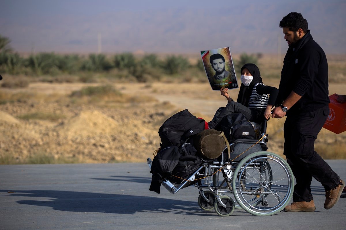 Germany increases emergency aid for Afghanistan - پیاده‌روی اربعین به حرکت شمار زیادی از مسلمانان شیعه به سمت شهر کربلا، در جنوب بغداد، به منظور جمع شدن همهٔ آن‌ها در چهلمین روز پس از سالگرد کشته شدن حسین بن علی، سومین امام شیعیان در واقعهٔ عاشورا گفته می‌شود. پیاده‌روی اربعین در زمان حکومت صدام حسین ممنوع بود. این مراسم میلیونی یکی از قدرتمندترین نمادهای همبستگی میان جهان تشیع است. در گردهمایی اربعین از جمله گروه‌های مسلمانان شیعه، مسلمانان سنی، مسیحی، ایزدی و دیگر آیین‌ها هم در آن حضور داشته‌اند. این رویداد بزرگترین گردهمایی سالانهٔ مذهبی در جهان است. (تصاویر پیاده روی اربعین در مرز مهران)