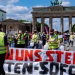 Germany stops military exports that could be used in Gaza - Travel industry protest against Coronavirus restrictions in Berlin.